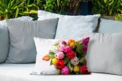 Buitenkussens - Tuin - Bos Met Tulpen In Een Vaas - 50x30 Cm -Pillowmonkey 1200x800 2932
