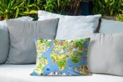 Buitenkussens - Tuin - Kinder Wereldkaart Dieren En Gebouwen - 50x30 Cm -Pillowmonkey 1200x800 2968