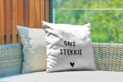 Buitenkussen - Nederlandse Quote: 'Ons Stekkie' Met Zwart Hartje Op Witte Achtergrond - 45x45 Cm - Weerbestendig -Pillowmonkey 1200x800 2983