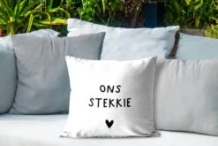 Buitenkussen - Nederlandse Quote: 'Ons Stekkie' Met Zwart Hartje Op Witte Achtergrond - 45x45 Cm - Weerbestendig -Pillowmonkey 1200x800 2984