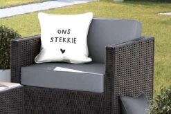 Buitenkussen - Nederlandse Quote: 'Ons Stekkie' Met Zwart Hartje Op Witte Achtergrond - 45x45 Cm - Weerbestendig -Pillowmonkey 1200x800 2985
