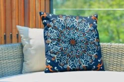 Buitenkussens - Tuin - Abstract En Vierkant Patroon Met Een Gedetailleerde Mandala Op Een Donkere Achtergrond - 60x60 Cm -Pillowmonkey 1200x800 2991