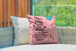 Buitenkussens - Tuin - Honden Quote 'Crazy Dogs Live Here' En Een Roze Achtergrond Met Vliegende Honden - 40x40 Cm -Pillowmonkey 1200x800 2995