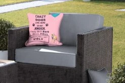 Buitenkussens - Tuin - Honden Quote 'Crazy Dogs Live Here' En Een Roze Achtergrond Met Vliegende Honden - 40x40 Cm -Pillowmonkey 1200x800 2997