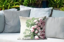 Sierkussen Roze Roos Voor Buiten - Een Grote Boek Van Roze Rozen Ligt Op Een Tafel. - 45x45 Cm - Vierkant Weerbestendig Tuinkussen / Tuinmeubelkussen Van Polyester -Pillowmonkey 1200x800 3004