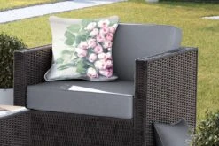 Sierkussen Roze Roos Voor Buiten - Een Grote Boek Van Roze Rozen Ligt Op Een Tafel. - 45x45 Cm - Vierkant Weerbestendig Tuinkussen / Tuinmeubelkussen Van Polyester -Pillowmonkey 1200x800 3005