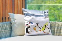 Buitenkussens - Tuin - Illustratie Van Drie Pinguïns Die Op Het Strand Spelen - 50x50 Cm -Pillowmonkey 1200x800 3015