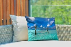 Sierkussen Hangmat Op Het Strand Voor Buiten - Een Hangmat Die Omringd Is Door Het Lichtblauwe Water - 50x30 Cm - Rechthoekig Weerbestendig Tuinkussen / Tuinmeubelkussen Van Polyester -Pillowmonkey 1200x800 3019