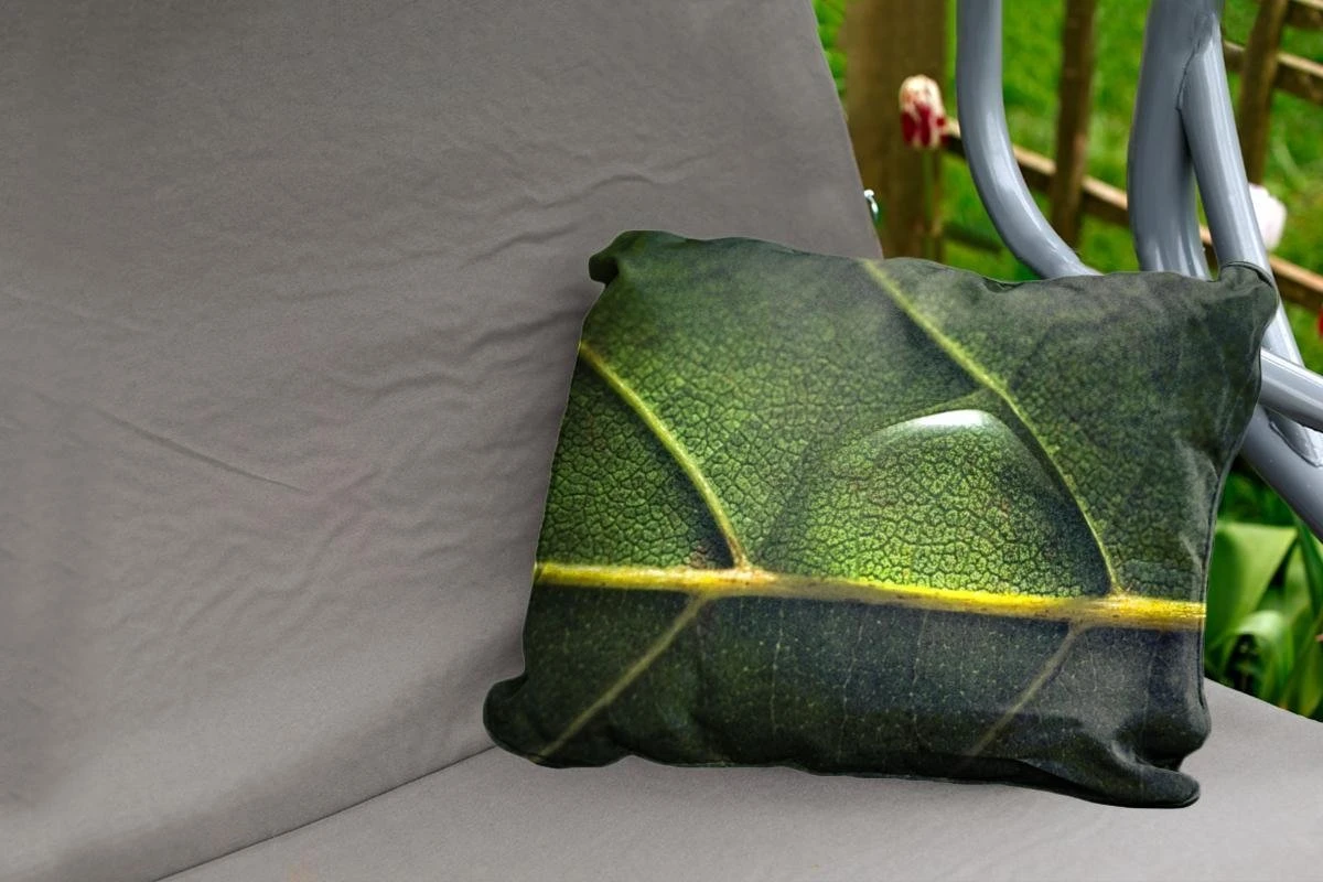 Buitenkussens - Tuin - Foto Van Waterdruppel Op Een Botanisch Blad - 60x40 Cm 4 Buitenkussens - Tuin - Foto Van Waterdruppel Op Een Botanisch Blad - 60x40 Cm - Afbeelding 2