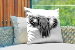Sierkussen Buiten - Olifant - Dieren - Zwart - Wit - 60x60 Cm - Weerbestendig -Pillowmonkey 1200x800 3051