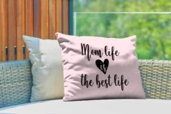 Buitenkussens - Tuin - Moederdag Quote ''mom Life Is The Best Life'' Op Roze Achtergrond - 60x40 Cm -Pillowmonkey 1200x800 3055