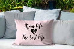 Buitenkussens - Tuin - Moederdag Quote ''mom Life Is The Best Life'' Op Roze Achtergrond - 60x40 Cm -Pillowmonkey 1200x800 3056
