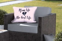 Buitenkussens - Tuin - Moederdag Quote ''mom Life Is The Best Life'' Op Roze Achtergrond - 60x40 Cm -Pillowmonkey 1200x800 3057