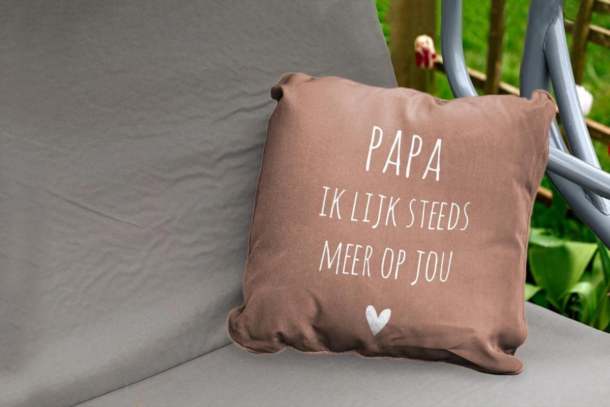 Buitenkussen Weerbestendig - Nederlandse Quote: 'Papa Ik Lijk Steeds Meer Op Jou' Op Indisch-rode Achtergrond - 50x50 Cm 4 Buitenkussen Weerbestendig - Nederlandse Quote: 'Papa Ik Lijk Steeds Meer Op Jou' Op Indisch-rode Achtergrond - 50x50 Cm - Afbeelding 2