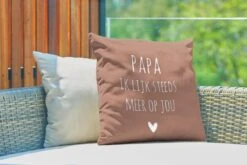 Buitenkussen Weerbestendig - Nederlandse Quote: 'Papa Ik Lijk Steeds Meer Op Jou' Op Indisch-rode Achtergrond - 50x50 Cm 9 Buitenkussen Weerbestendig - Nederlandse Quote: 'Papa Ik Lijk Steeds Meer Op Jou' Op Indisch-rode Achtergrond - 50x50 Cm -Pillowmonkey 1200x800 3063