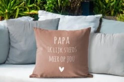 Buitenkussen Weerbestendig - Nederlandse Quote: 'Papa Ik Lijk Steeds Meer Op Jou' Op Indisch-rode Achtergrond - 50x50 Cm 10 Buitenkussen Weerbestendig - Nederlandse Quote: 'Papa Ik Lijk Steeds Meer Op Jou' Op Indisch-rode Achtergrond - 50x50 Cm -Pillowmonkey 1200x800 3064