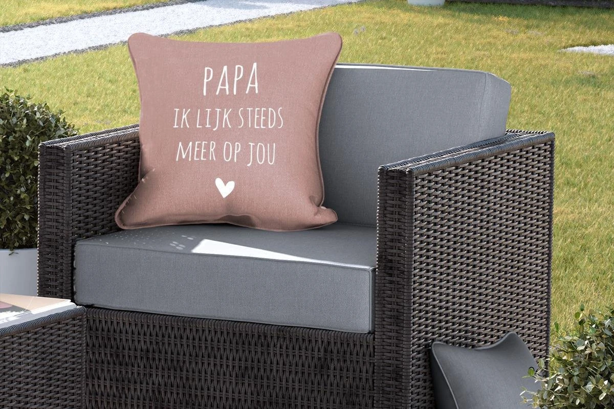 Buitenkussen Weerbestendig - Nederlandse Quote: 'Papa Ik Lijk Steeds Meer Op Jou' Op Indisch-rode Achtergrond - 50x50 Cm 7 Buitenkussen Weerbestendig - Nederlandse Quote: 'Papa Ik Lijk Steeds Meer Op Jou' Op Indisch-rode Achtergrond - 50x50 Cm - Afbeelding 5