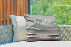 Buitenkussens - Tuin - Quote Voor Thuis 'Focus On The Good' En Een Achtergrond Met De Zee - 60x40 Cm -Pillowmonkey 1200x800 3083