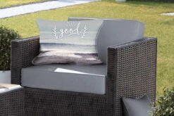 Buitenkussens - Tuin - Quote Voor Thuis 'Focus On The Good' En Een Achtergrond Met De Zee - 60x40 Cm -Pillowmonkey 1200x800 3085