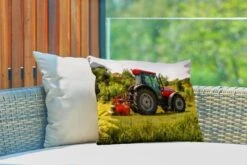 Buitenkussens - Tuin - Een Rode Trekker Met Een Werkvoertuig - 50x30 Cm -Pillowmonkey 1200x800 3095