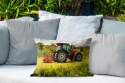 Buitenkussens - Tuin - Een Rode Trekker Met Een Werkvoertuig - 50x30 Cm -Pillowmonkey 1200x800 3096