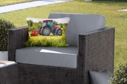 Buitenkussens - Tuin - Een Rode Trekker Met Een Werkvoertuig - 50x30 Cm -Pillowmonkey 1200x800 3097