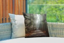 Buitenkussens - Tuin - Hert Op De Weg In Het Bos - 40x40 Cm -Pillowmonkey 1200x800 3115