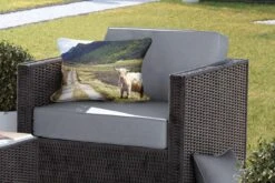 Buitenkussens - Tuin - Schots Landschap Met Schotse Hooglander - 50x30 Cm -Pillowmonkey 1200x800 3125