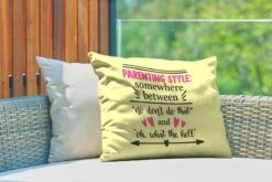 Buitenkussens - Tuin - Moederdag Quote Parenting Style Tegen Een Gele Achtergrond - 60x40 Cm -Pillowmonkey 1200x800 3159