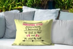 Buitenkussens - Tuin - Moederdag Quote Parenting Style Tegen Een Gele Achtergrond - 60x40 Cm -Pillowmonkey 1200x800 3160