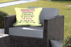 Buitenkussens - Tuin - Moederdag Quote Parenting Style Tegen Een Gele Achtergrond - 60x40 Cm -Pillowmonkey 1200x800 3161