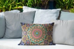 Sierkussen Marokkaanse Mozaïek Voor Buiten - Een Bovenaanzicht Van Marokkaans Mozaïek - 50x30 Cm - Rechthoekig Weerbestendig Tuinkussen / Tuinmeubelkussen Van Polyester -Pillowmonkey 1200x800 3172