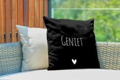 Buitenkussen Weerbestendig - Nederlandse Quote: 'geniet' Met Een Wit Hartje Op Zwarte Pagina - 50x50 Cm -Pillowmonkey 1200x800 3179