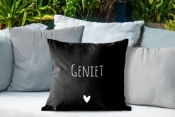 Buitenkussen Weerbestendig - Nederlandse Quote: 'geniet' Met Een Wit Hartje Op Zwarte Pagina - 50x50 Cm -Pillowmonkey 1200x800 3180