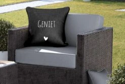 Buitenkussen Weerbestendig - Nederlandse Quote: 'geniet' Met Een Wit Hartje Op Zwarte Pagina - 50x50 Cm -Pillowmonkey 1200x800 3181