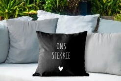 Buitenkussen - Nederlandse Quote: 'Ons Stekkie' Met Wit Hartje Op Zwarte Achtergrond - 45x45 Cm - Weerbestendig -Pillowmonkey 1200x800 3188