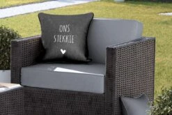 Buitenkussen - Nederlandse Quote: 'Ons Stekkie' Met Wit Hartje Op Zwarte Achtergrond - 45x45 Cm - Weerbestendig -Pillowmonkey 1200x800 3189