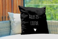 Sierkussen Buiten - Nederlandse Quote: 'Alles Is Liefde' Met Wit Hartje Op Zwarte Achtergrond - 60x60 Cm - Weerbestendig -Pillowmonkey 1200x800 3215