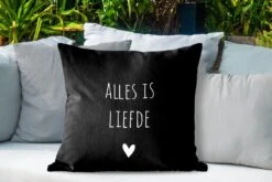 Sierkussen Buiten - Nederlandse Quote: 'Alles Is Liefde' Met Wit Hartje Op Zwarte Achtergrond - 60x60 Cm - Weerbestendig -Pillowmonkey 1200x800 3216