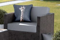 Buitenkussens - Tuin - Giraffe Met Bril Op Zwarte Achtergrond - 45x45 Cm -Pillowmonkey 1200x800 3221