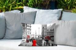 Buitenkussens - Tuin - Zwart-wit Foto Van Een Vrouw In Een Rode Jurk - 50x30 Cm -Pillowmonkey 1200x800 3224