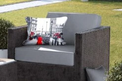 Buitenkussens - Tuin - Zwart-wit Foto Van Een Vrouw In Een Rode Jurk - 50x30 Cm -Pillowmonkey 1200x800 3225