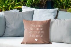 Tuinkussen - Nederlandse Quote: 'Ik Heb Het Nog Nooit Gedaan Dus Ik Denk Dat Ik Het Wel Kan' - 40x40 Cm - Weerbestendig -Pillowmonkey 1200x800 3228