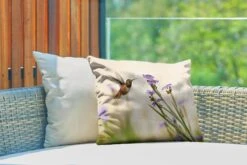 Buitenkussens - Tuin - Wondermooie Kolibrie Bezoekt De Wilde Bloemen In Het Voorjaar - 50x30 Cm -Pillowmonkey 1200x800 3235