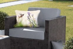 Buitenkussens - Tuin - Wondermooie Kolibrie Bezoekt De Wilde Bloemen In Het Voorjaar - 50x30 Cm -Pillowmonkey 1200x800 3237