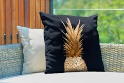 Buitenkussens - Tuin - Gouden Ananas Bladeren Op Een Zwarte Achtergrond - 60x60 Cm -Pillowmonkey 1200x800 3251