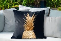 Buitenkussens - Tuin - Gouden Ananas Bladeren Op Een Zwarte Achtergrond - 60x60 Cm -Pillowmonkey 1200x800 3252