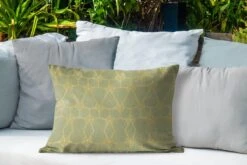 Buitenkussens - Tuin - Luxe Patroon Van Gouden Lijnen En Bloemen Tegen Een Donkergroene Achtergrond - 60x40 Cm 10 Buitenkussens - Tuin - Luxe Patroon Van Gouden Lijnen En Bloemen Tegen Een Donkergroene Achtergrond - 60x40 Cm -Pillowmonkey 1200x800 3276