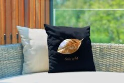 Buitenkussens - Tuin - Blad Van Goud Met De Quote Stay Gold - 40x40 Cm 9 Buitenkussens - Tuin - Blad Van Goud Met De Quote Stay Gold - 40x40 Cm -Pillowmonkey 1200x800 3279