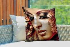 Sierkussen Buiten - Vrouw - Goud - Wimpers - 60x60 Cm - Weerbestendig -Pillowmonkey 1200x800 3303